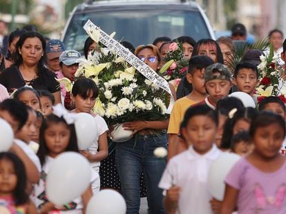Familiares y amigos acuden al funeral de Aitana Betzabé en el municipio de Tinum (Estado de Yucatán), el 12 de julio.