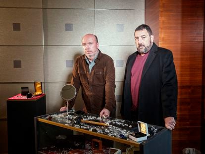 Jorge Guerricaechevarría y Daniel Calparsoro, creadores de 'Hasta el cielo. La serie', fotografiados en un hotel de Madrid el pasado 6 de marzo ante la reproducción de los restos de un golpe criminal.