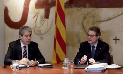 Artur Mas y Francesc Homs (izquierda), durante la reuni&oacute;n de hoy martes.