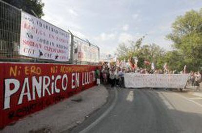 Manifestantes, convocados por CCOO y CGT, entre la f&aacute;brica de Panrico en Santa Perp&egrave;tua de Mogoda (Barcelona). 