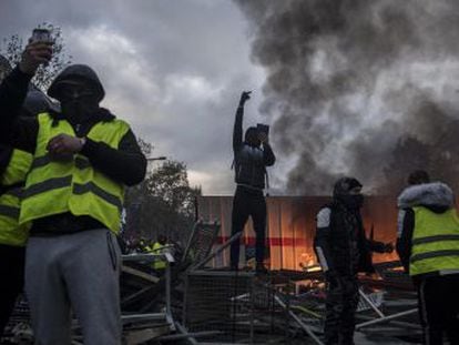 Las manifestaciones agravan la erosión del presidente francés, que en 18 meses ha pasado de parecer un genio político a ser más impopular que sus antecesores