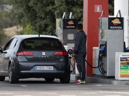Una persona echa gasolina en una estación de servicio en Madrid, a 28 de octubre de 2022.