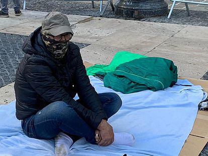 Daniel, junto a su perro Atila, ha iniciado una huelga de hambre delante de la Generalitat, donde duerme.