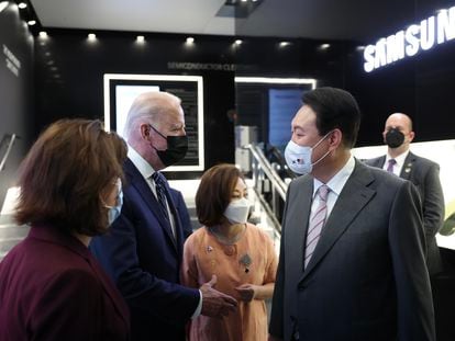 El presidente de EE UU, Joe Biden, saluda al presidente surcoreano Yoon Suk-yeol durante una visita a la planta de Samsung en Pyeongtaek.