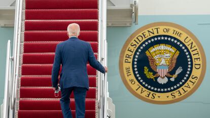 Joe Biden sube al Air Force One para viajar a Filadelfia a un congreso sindical, este martes.