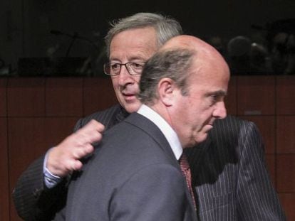 El presidente del Eurogrupo, Jean-Claude Juncker, y el ministro espa&ntilde;ol de Econom&iacute;a y Competitividad, Luis de Guindos, durante la reuni&oacute;n de los ministros de Finanzas de la UE