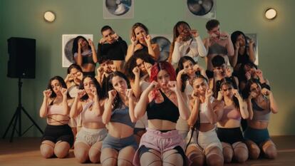 Rosalía, en el centro y con el pelo rojo, durante la coreografía de su videoclip 'Chicken Teriyaki'.