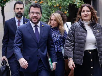 De izquierda a derecha, el consejero Roger Torrent, el 'president' Pere Aragonès y las consejeras Natàlia Mas y Laura Vilagrà antes de entrar en la reunión del Govern este martes.
