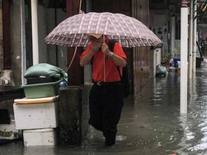 El huracán ha dejado al menos 59 muertos en Filipinas y más de un centenar de El sur de China sufre la embestida del supertifón Mangkhut responsable de la muerte de al menos 59 personas a su paso por Filipinas. Alrededor de 20.000 hogares se quedan sin electricidad en Hong Kong. Dos millones de personas son evacuadas en la provincia china de Guangdong