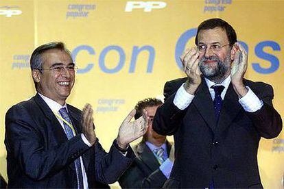 José Manuel Molina, presidente del PP de Castilla-La Mancha, y Mariano Rajoy, ayer en Toledo.