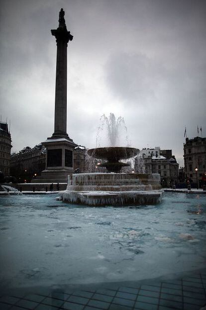 Trafalgar Square, con el agua congelada.