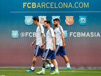 Ángel Di María , Leo Messi y Sergio Aguero (d), durante el entrenamiento del seleccionado argentino en la ciudad deportiva del FC Barcelona.