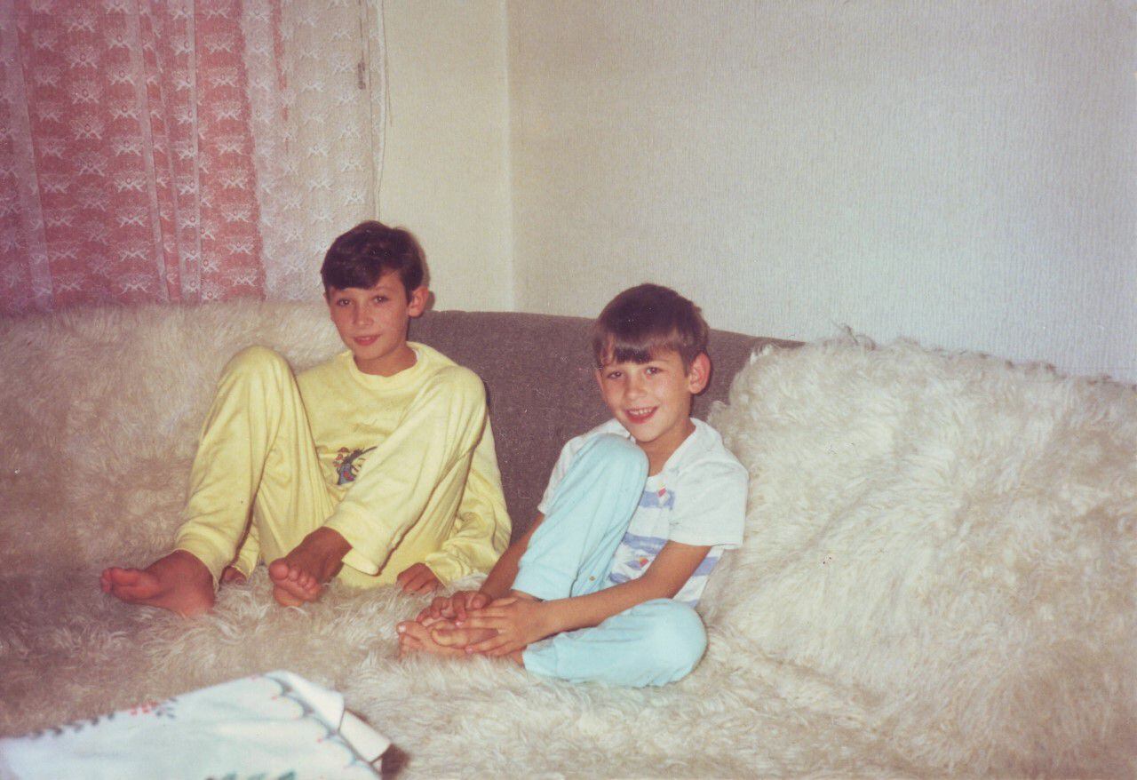 Amel Hodzic (izquierda) y su hermano Dzemil, en torno a 1991, antes de la guerra. / Cortesía de Dzemil Hodzic
