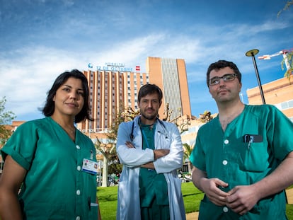 Ana Hernández y Rodrigo Alonso, neumólogos, y Iago Justo, cirujano general del hospital Doce de Octubre.