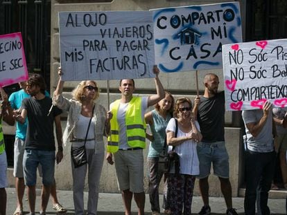 Protesta de veïns que lloguen els seus pisos a turistes.