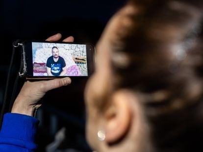 Sara Prieto, girlfriend of Eduardo Rial Padín, shows a photo of her on her phone.