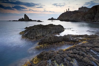 Arrecife de las sirenas, en Cabo de Gata-N&iacute;jar, con el faro al fondo.