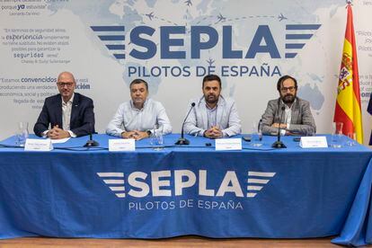 El secretario general del Sepla, Javier Picazo, los representantes del sindicato en Air Europa y Air Nostrum, Carlos Sánchez_y Antonio Reyes, respectivamente, y el director del área jurídica de Sepla,_Óscar Orgeira, esta mañana en la rueda de prensa celebrada en Madrid.