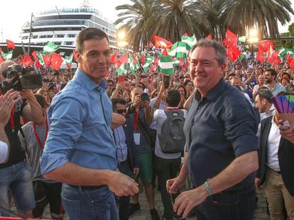 El presidente del Gobierno de España, Pedro Sánchez, junto al candidato del PSOE a la presidencia de la Junta de Andalucía, Juan Espadas, durante el cierre de campaña en Sevilla, el 17 de junio.