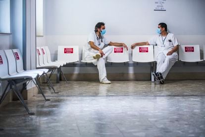 El internista Sergio Diz (a la izquierda) conversa con un compañero del hospital Ramón y Cajal, la semana pasada. 