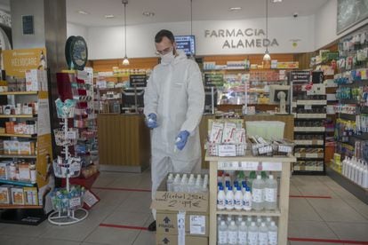 Un farmacéutico en una farmacia en Sevilla que ofrece productos de higiene y prevención contra el coronavirus.