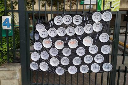 En 2016 se creó la Plataforma Estatal por una Alimentación responsable en la Escuela. Uno de sus principales impulsores fue la Ceapa, la principal federación estatal de asociaciones de madres y padres de centros públicos. Era la culminación de un movimiento de años de federaciones regionales, con las de Aragón, Granada y Castilla y León a la cabeza. Hoy, Ceapa impulsa el cambio hacia una alimentación cercana, sana y sostenible en los coelgios de la mano de la ONG Justicia Alimentaria. En la imagen, una campaña en favor de los comedores responsables en un colegio andaluz.