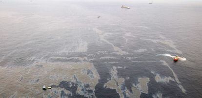 Imagen a&eacute;rea del vertido de Chevron en noviembre en Campo de Frade (Brasil)