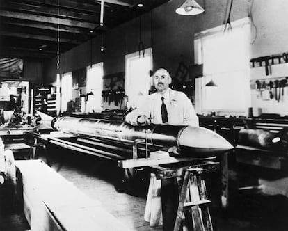 Robert Goddard, con uno de sus cohetes en Roswell (Nuevo México) en 1935.