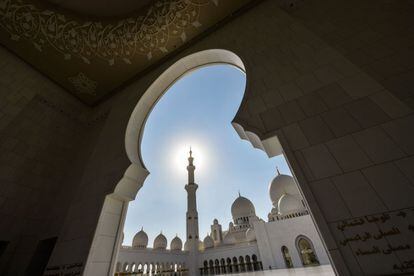 Vista desde el patio de la Gran Mezquita Sheikh Zayed en la capital de los Emiratos Árabes Unidos Abu Dhabi.