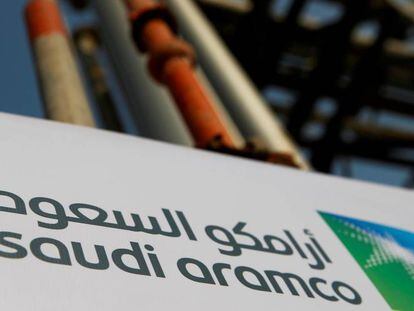 Logo de Aramco Saudi en instalaciones de la compañía en Abqaiq, en Arabia Saudi. 
