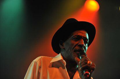 El músico jamaicano de reggae Gregory Isaacs en un concierto en junio de 2010.