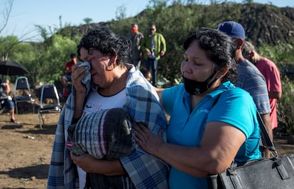 Familiares de mineros hallados muertos aguardan a las puertas de la mina Coahuila.