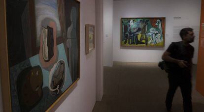 A la izquierda, 'El jarrón que tuvo flores' (1926), de Peinado, y 'El pintor y la modelo' (1963), de Picasso, en la exposición que reúne la obra de ambos artistas en Sevilla.