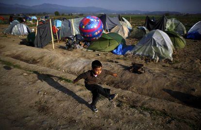 Un ni&ntilde;o juega a la pelota en el campo de refugiados de Idomeni, en la frontera entre Grecia y Macedonia.