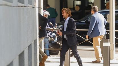 El juez Santiago Pedraz entra en la sede de la Audiencia Nacional, en Madrid, en una imagen del pasado mayo.