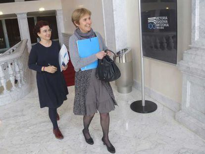 De izquierda a derecha, la directora de Donostia Kultura, Amaia Almirall, y la responsable de Cultura del Ayuntamiento de San Sebasti&aacute;n, Nerea Txapartegi.