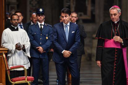 El primer ministro de Italia Giuseppe Conte, asiste a la misa del fallecido cardenal italiano Achille Silvestrini el 30 de agosto de 2019, en la basílica de San Pedro en el Vaticano.