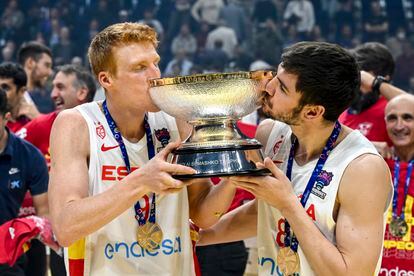 Los jugadores Alberto Díaz y, a la derecha, Dario Brizuela besan el trofeo tras la victoria de España en el Eurobasket. 
