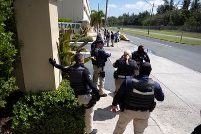 Puerto Rican police officers stand guard at the entrance of the hotel where Ariel Henry is staying, in San Juan, this March 8.