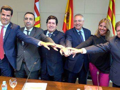 Gustavo González, presidente de AZFA; Anwar Zibaoui, coordinador del MedaLogistics Summit; Galo Molina, president de ALACAT; Pere Navarro, delegado especial del Estado en el Consorcio de la Zona Franca de Barcelona (CZFB); Antonio Llobet, presidente de la Asociación Internacional de OEA; y  Blanca Sorigué, directora General del CZFB.