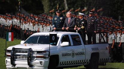 El presidente López Obrador pasa revista a los elementos de la Guardia Nacional.