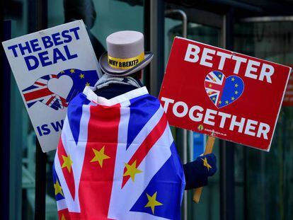Un activista proeuropeo se manifiesta frente al centro de convenciones donde se están llevando a cabo las negociaciones sobre el Brexit, en Londres. 