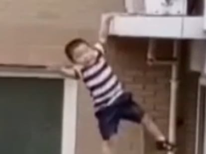 Un vecino salva la vida a un niño que cayó de un quinto piso en China.