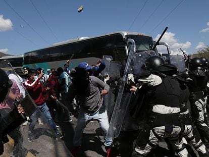 Estudiantes de Ayotzinapa se enfrentan con miembros de la Guardia Nacional en la caseta de cobros de Palo Blanco (Guerrero).