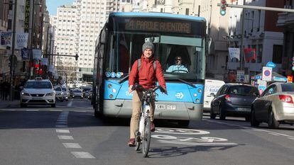 Un joven circulando por el centro de Madrid con una bici eléctrica.