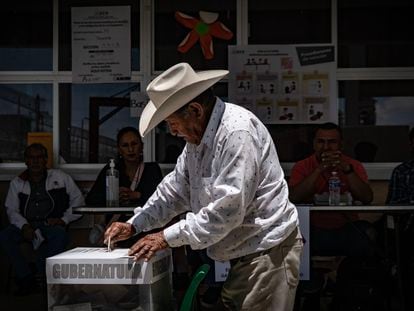 Un hombre vota en Metepec, en junio de 2023.