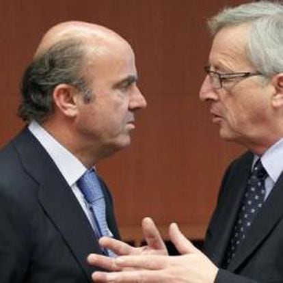 El ministro de Economía, Luis de Guindos, junto con Jean-Claude Juncker, presidente del Eurogrupo.