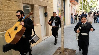 Un grupo de mariachis llega a la sede de JxCat, este jueves en Barcelona.