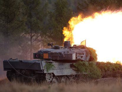 Un Leopard 2 del Ejército alemán dispara durante un ejercicio de entrenamiento en Ostenholz (norte de Alemania), el pasado octubre.