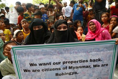Refugiados rohingya participan en una protesta celebrada para conmemorar el quinto aniversario de su migración masiva de Myanmar a Bangladesh, en un campamento improvisado en Kutubpalang, Ukhiya, en el distrito de Cox Bazar, Bangladesh, el 25 de agosto de 2022.